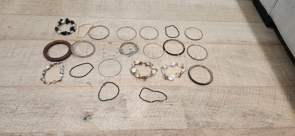 20 costume jewelry bracelets lot Black Silver Beads